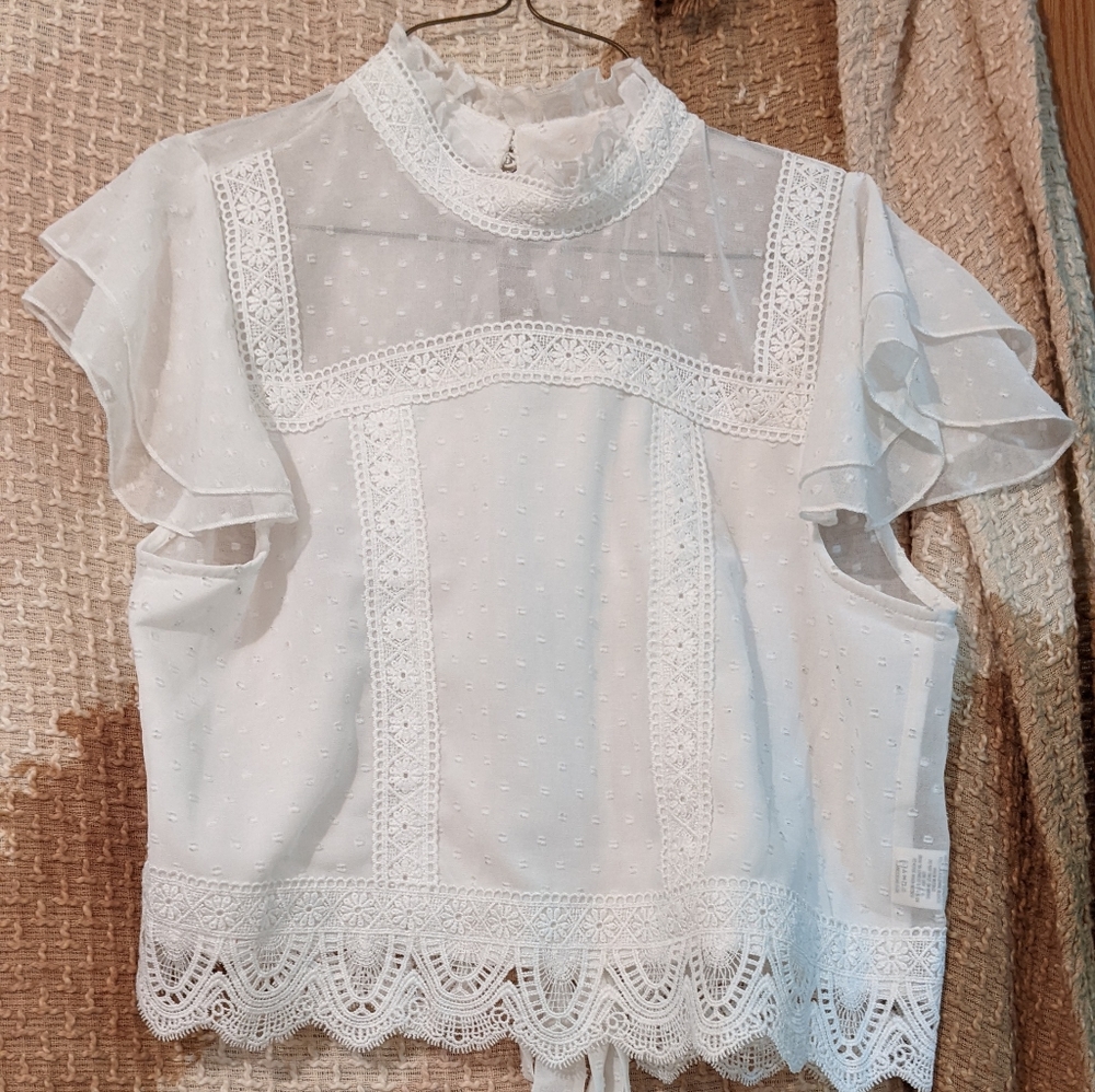 Mi Ami Cropped Lace Shirt